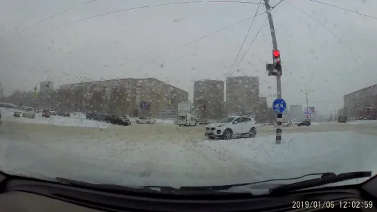 06.01.2019 Момент ДТП на перекрёстке ул. 40 лет Победы и ул. Ленина (Ижевск)