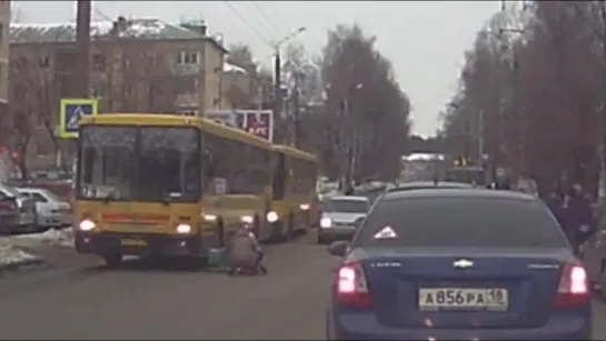 15.03.2018 ДТП на ул. 30 лет Победы. Автобус сбил девушку с ребенком в санках (Ижевск)