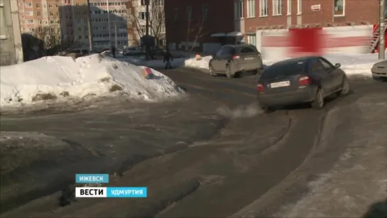 Ижевчане, устав ждать помощи от городских властей сами вышли на расчистку дорог.