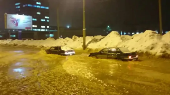 Ижевск, прорыв труб, потоп, дураки топят машины)))