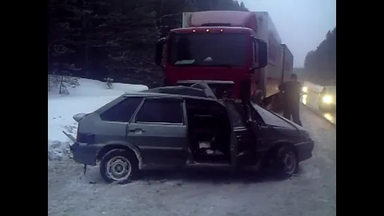 05.02.2015 ДТП на 20 км Як-Бодьинского тракта. Фура Магнит столкнулась с ВАЗ 2114.