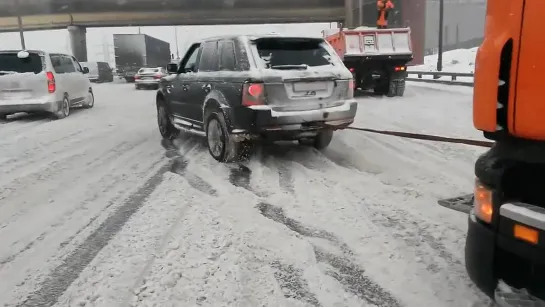 Range Rover Sport вытаскивает фуру