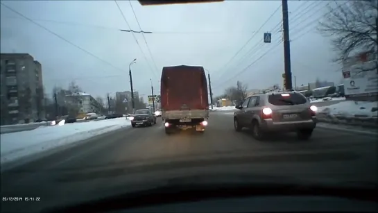 20.12.2014 последствия ДТП на перекрестке ул. Дзержинского и 9 Января. (Ижевск)