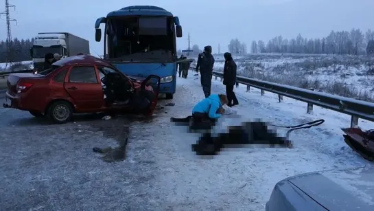 04.12.2014 ДТП на трассе Ижевск - Воткинск, автобус vs гранта, 2 погибших