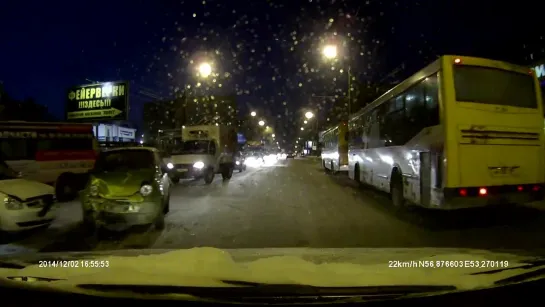 02.12.2014 Последствия ДТП на ул. Ворошилова напротив Сэлдома (Ижевск)