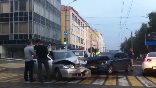 Последствия ДТП на перекрёстке ул. М. Горького и Бородина (16.08.2014 Ижевск)