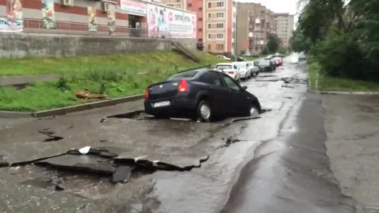 05.07.2014 Логан провалился на ул. Сивкова Ижевск