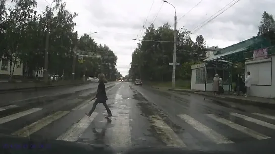 Водитель на ВАЗ 2107 чуть не сбил девочку на пешеходном переходе (25.06.2014 Ижевск)