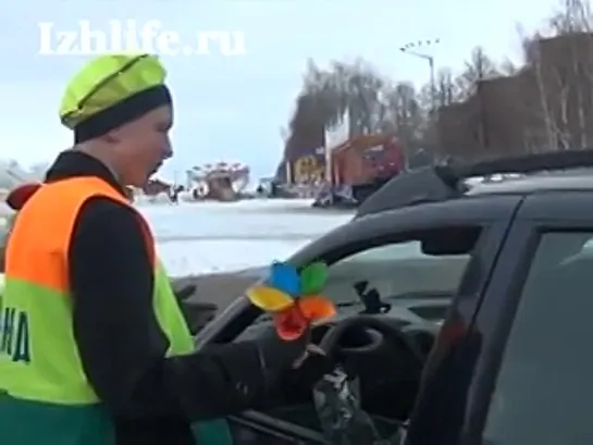 08.03.2014 В Ижевске сотрудники ГИБДД поздравили женщин-водителей с 8 марта