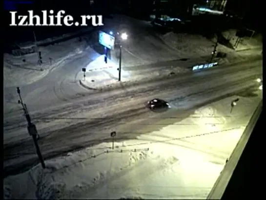 ДТП на ул. Холмогорова [12.02.2014] (ИжЛайф)