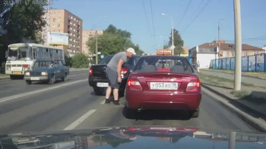 Конфликт водителей на ул. Мельнечной (Ижевск 20.06.2013)