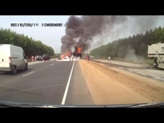 На трассе столкнулись и взорвались автомобили