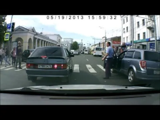 Пешеход перешел дорогу по капоту автомобиля