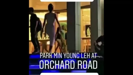 FanPhoto 18.08.11 a fan take photo with ParkMinYoung at ORCHARD road Singapore - - OMG she goes to ION! So envy with Singpore fa