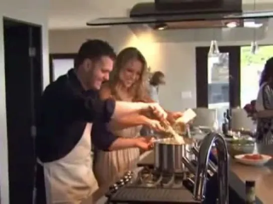 Luisana Lopilato & Michael Buble cooking[февраль 2011]