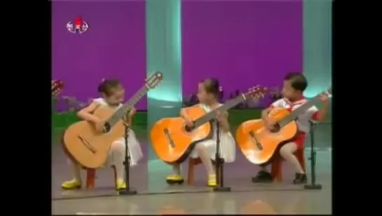 Северокорейские детишки играют на гитарах. Это надо видеть))). North Korea children playing the guitar.