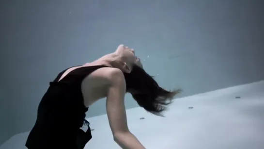 Fiona Apple - I Walk a little faster (underwater)