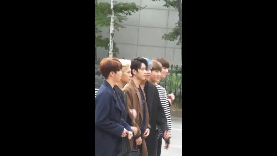 [FANCAM] 161007 Youngjae @ По пути на запись Music bank