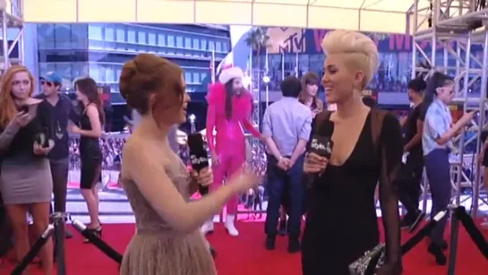 VMA 2012: Red Carpet Report With Holland Roden - Miley Cyrus