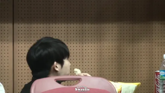 [141122] Ricky cutely eating chips @ Ilsan fansigning