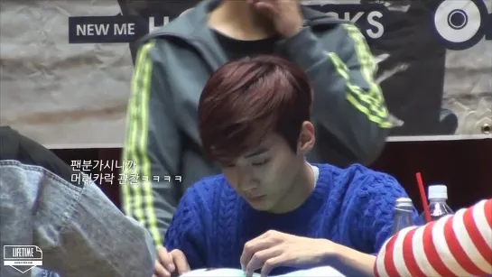 [141009] Chunji cutely fixing his hair and recieving gifts @ Changwon Fansigning