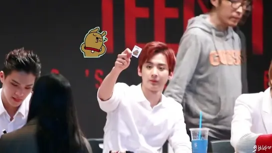 [141019] Chunji showing fan gifts @ Uijeongbu Fansigning