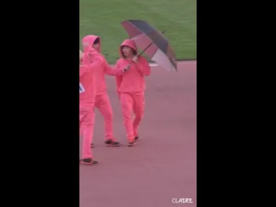 [130903] Cutie Ricky with his umbrella @ Idol Star Olympics 2013