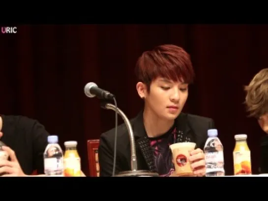 [130922] Ricky tasting his coffee @ Suwon Fansigning