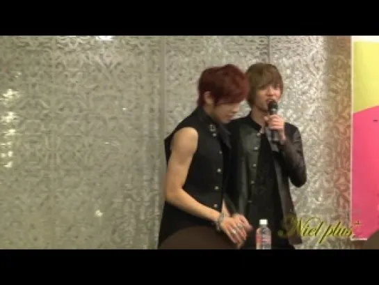 [120226] Figuring out who’s taller; Niel or Changjo @ Myeongdong fansigning 2