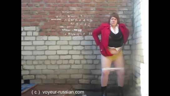 Зассыхи в городских уличных условиях / Pissing Girls In Urban Street Russian Conditions