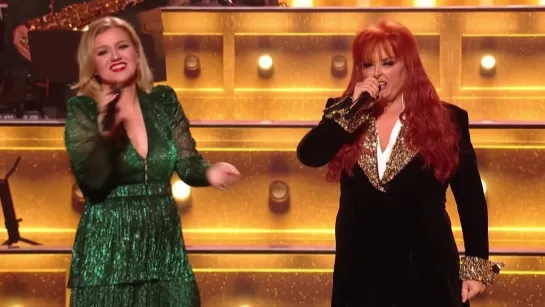 Kelly Clarkson & Wynonna - Santa Claus is Coming to Town (Live from NBC`s Christmas at the Opry)