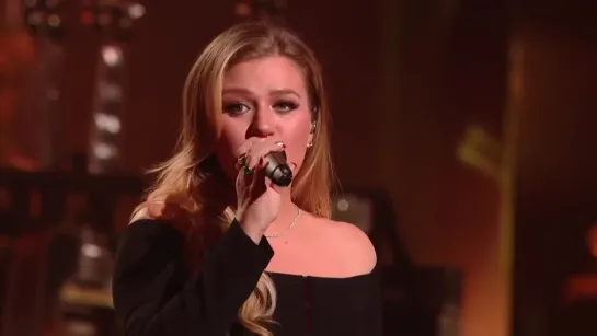 Kelly Clarkson - Underneath The Tree (Live from NBC`s Christmas at the Opry)