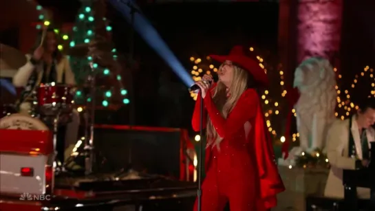 Lainey Wilson Performs "Santa Claus Is Back In Town" LIVE | Christmas at Graceland | NBC