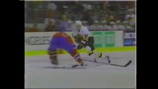 Alex Mogilny beeeeats Canadiens defense for unreal goal (1995) / Одна из лучших шайб сезона от Могильного