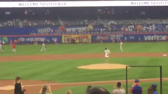 Dylan O'Brien on Mets game september 5, 2017