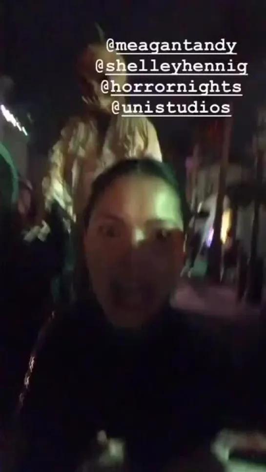 Malia Tate vive! - @shelleyhennig tranquila na noite do horror na Universal Studios.