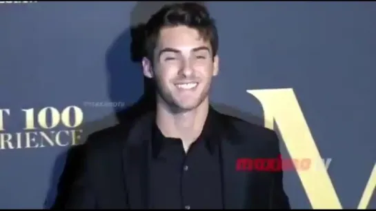 Cody Christian posando para fotos no evento The Maxim Hot 100 Experience.