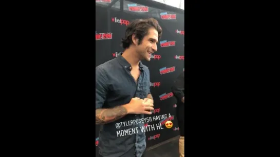 Tyler Posey concedendo entrevista para a Hollywood Life. NYCC18