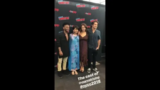 Tyler Posey com o elenco de Marvel Rising durante a sessão de fotos. NYCC18