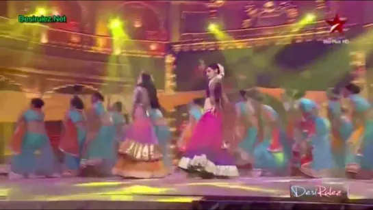 Sanaya Irani  Krystal Dsouza performing together on Radha at Star Diwali HD (9th Nov) (1)