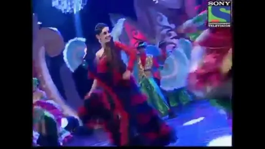 Sanaya performing with Aamir on the song Udi at the Gr8 Women Achiever Awards 2012 SanayaIrani AamirAli