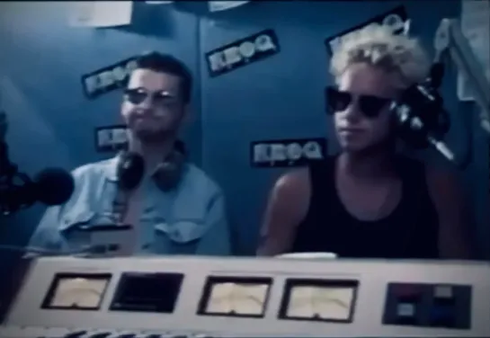 Дэйв и Мартин дают интервью на радиостанции KROQ в Пасадене, 09.06.1988.