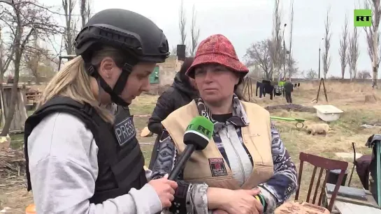 Беженцы из Мариуполя рассказали продюсеру RT Анне Абакумовой, как националисты врывались к ним в дома