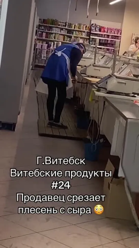 Лёгким движением руки заплесневелый сыр превращается в свежи.mp4