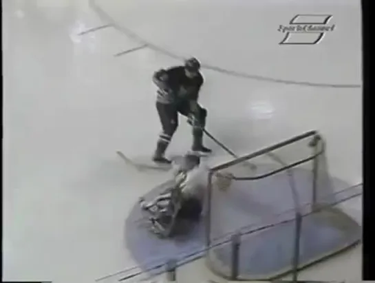 Andrei Nikolishin undresses Dominik Hasek with amazing move (1995) / Николишин обыгрывает Гашека классным финтом