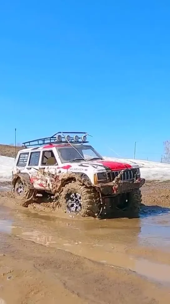 Mercedes 6x6 и Jeep Cherokee 4x4 грязи и на бездорожье...