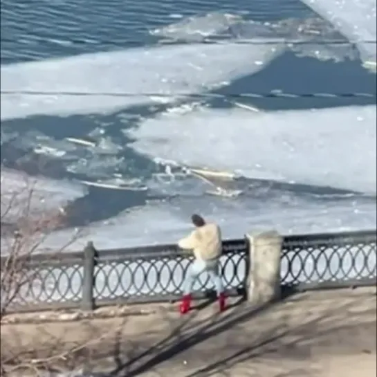 Картина называется - лёд тронулся😂