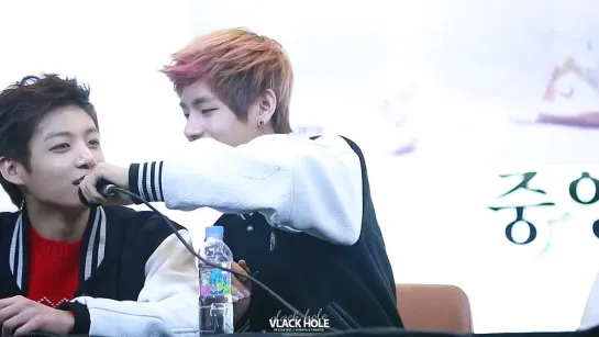 13.12.2013 Daejeon fansign BTS - V  Микрофон Вода Ручка фанкам Чонгук и Тэхён