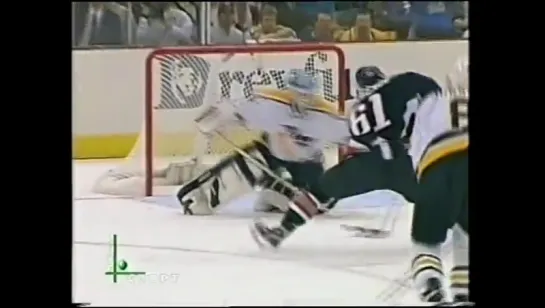 Max Afinogenov being Pavel Bure in game 6 against Penguins (2001) / Афиногенов пулей выскакивает со скамейки штрафников!