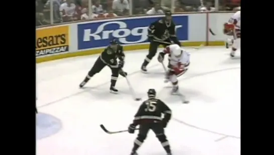 Sergei Fedorov scores awesome goal while falling down against Coyotes (1998) / Потрясающая шайба Федорова в падении